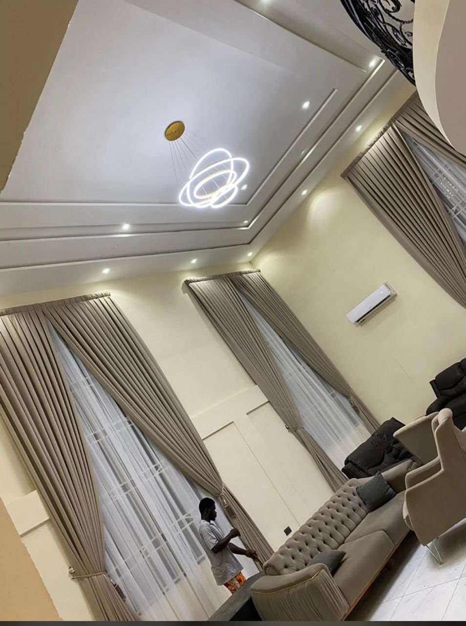 Sleek modern window blinds by Coxy-Fix Interiors