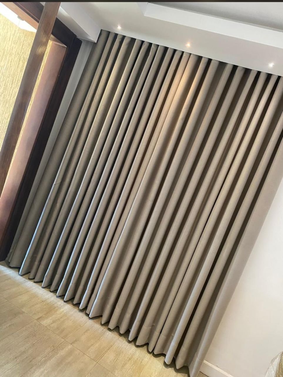 Modern window blinds by Coxy-Fix Interiors
